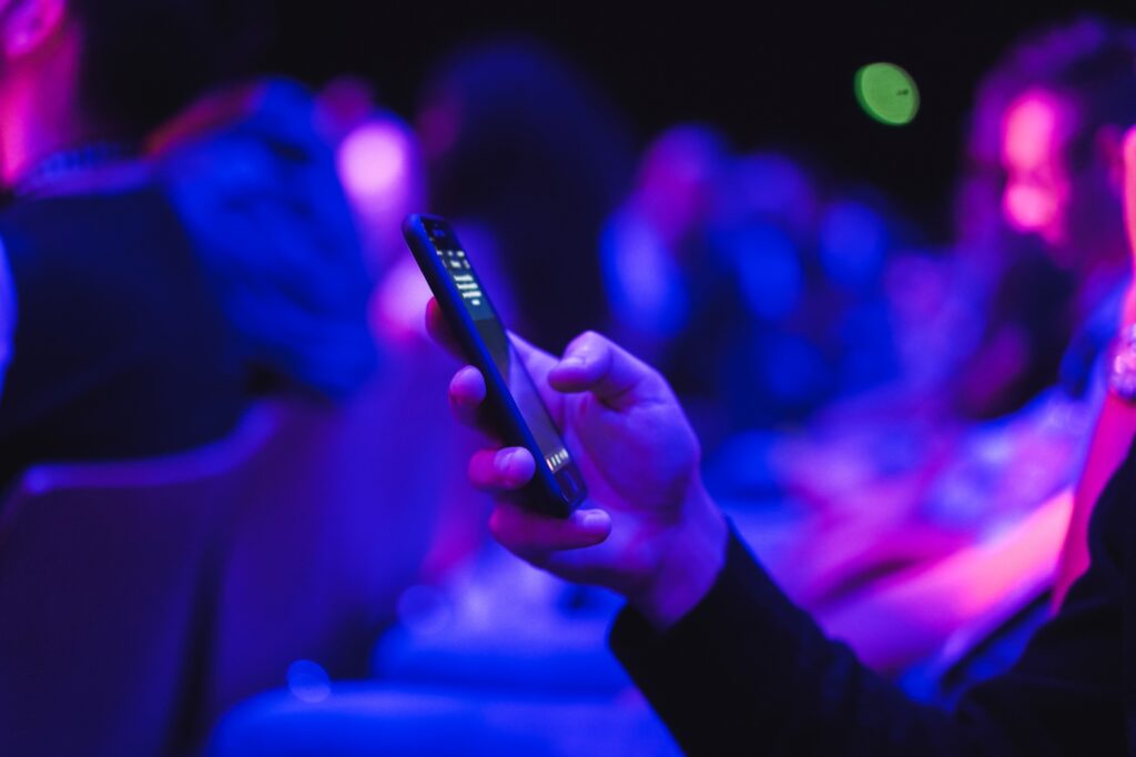 Gast nutzt ein Smartphone während einer Veranstaltung
